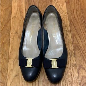 Salvatore Ferragamo vera pump (navy) size 7.5B
